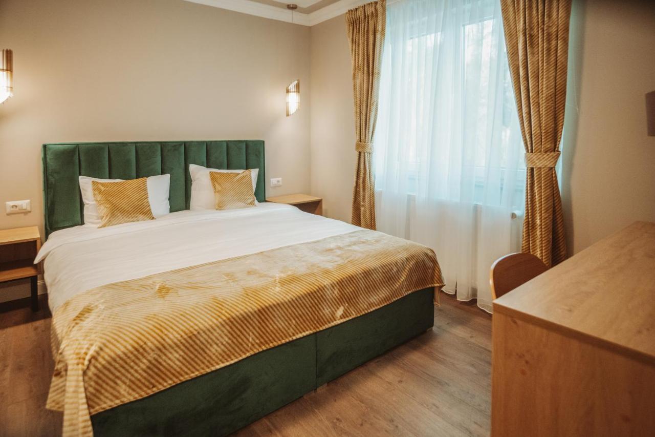 B59 Boutique Hotel Câmpulung Moldovenesc エクステリア 写真